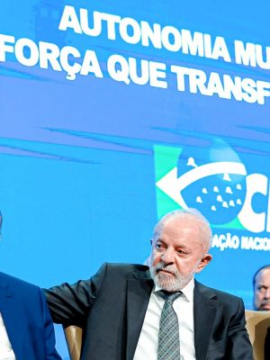 Lula é vaiado e aplaudido em evento com prefeitos em Brasília