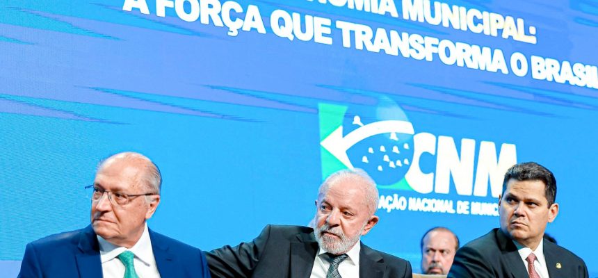 Lula é vaiado e aplaudido em evento com prefeitos em Brasília
